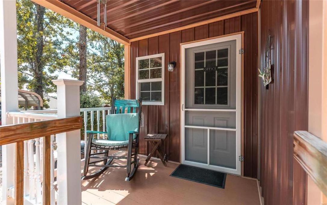 Dragonfly Meadows Guesthouse Stoutland ภายนอก รูปภาพ